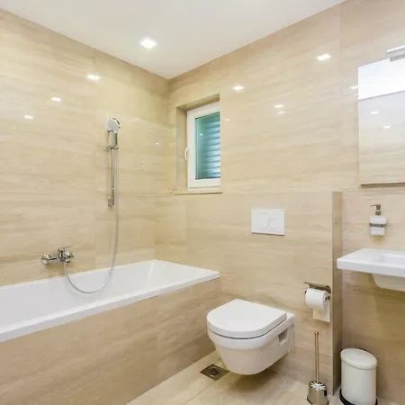 Three-bedroom Holiday In Porat