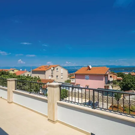 Three-bedroom Holiday In Porat *
