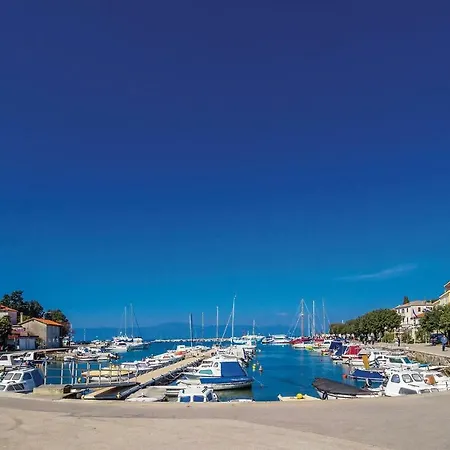 Three-bedroom Holiday In Porat *